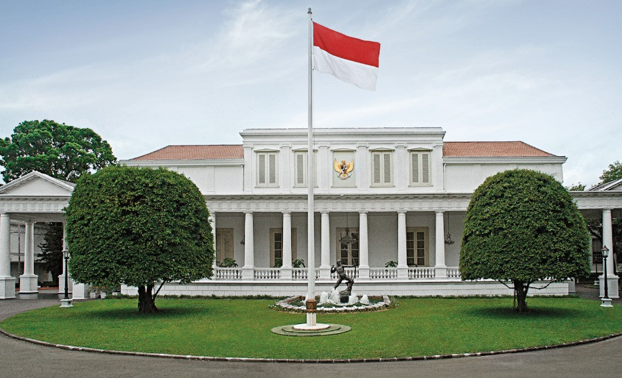 Istana Negara, Jakarta, dengan bendera Merah Putih